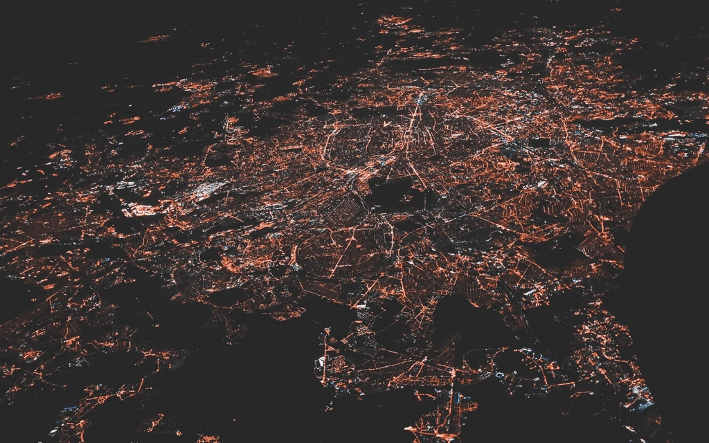 Useful Digital Identities are Neither Decentralized nor Centralized - they are Localized